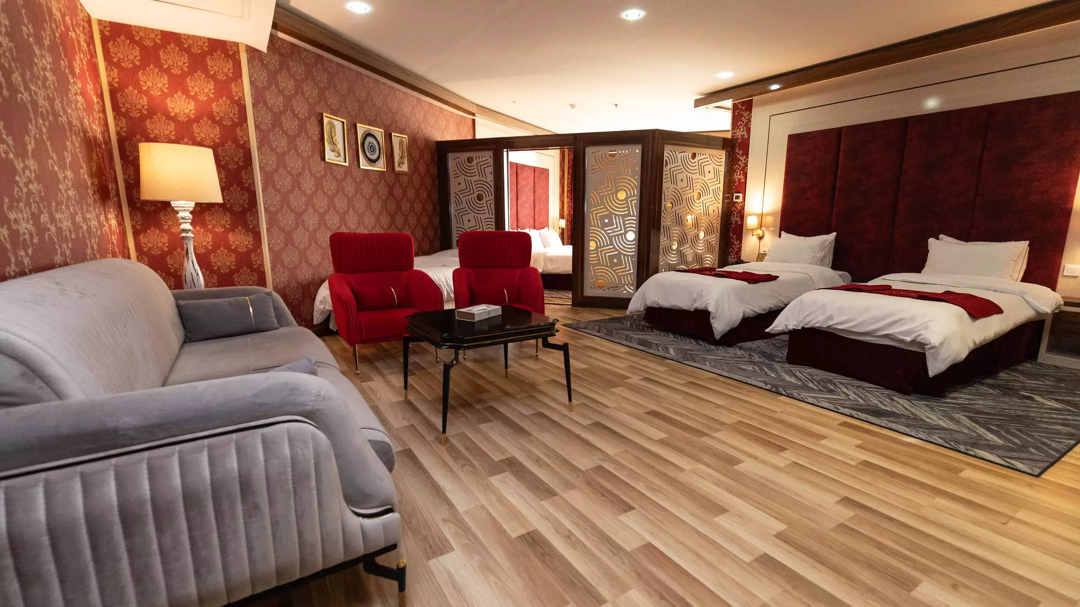 Alibaba https://cdn.alibaba.ir/ostorage/hotel-accommodation-images/67063a99666674792fccc935_8c5fd7e6-c046-4ef8-9134-dcc2d2c54c40_هتل تبرک - سوئیت یک خوابه پنج تخته رویال (1).webp